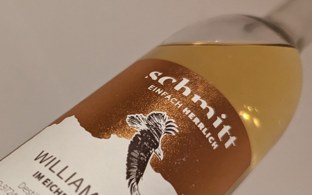 Eine Flasche von Schmitt Alter Williams Gold in Anschnitt vor weißem Hintergrund.